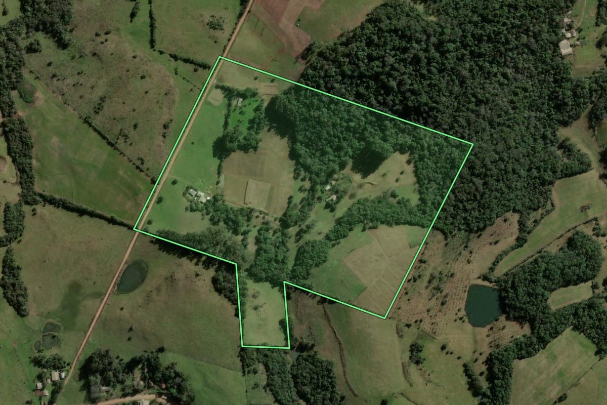 Imagem de satélite do imóvel rural em Jaguari (RS), com o contorno declarado no CAR desenhado por cima.
