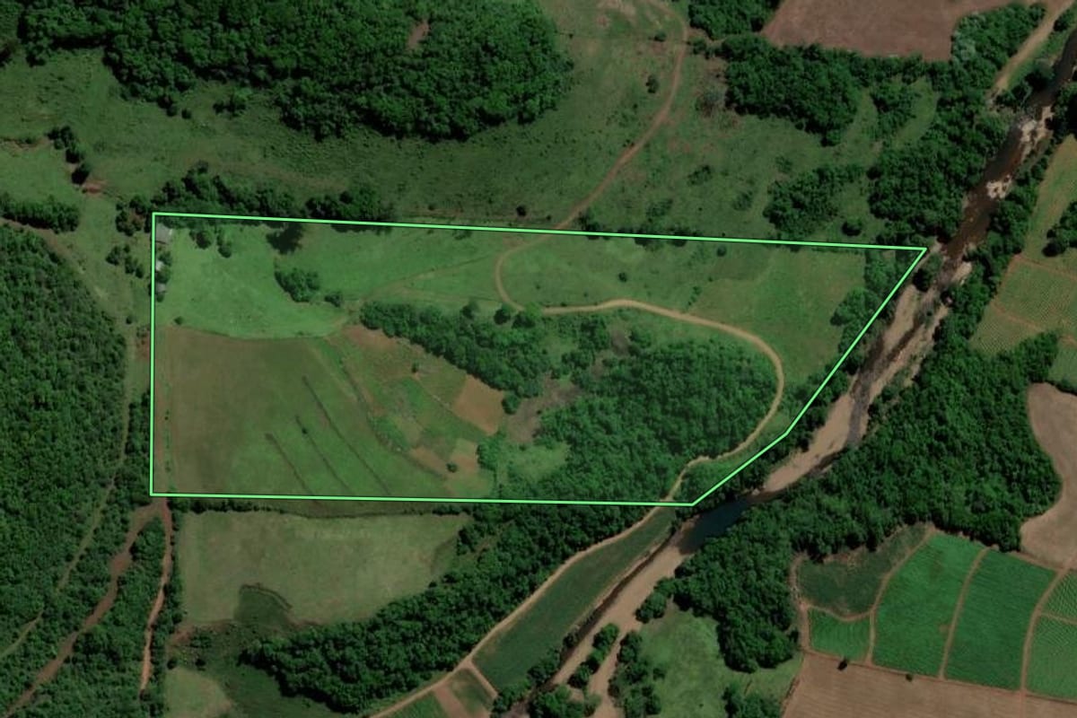 Imagem de satélite do imóvel rural em Jaguari (RS), com o contorno declarado no CAR desenhado por cima.
