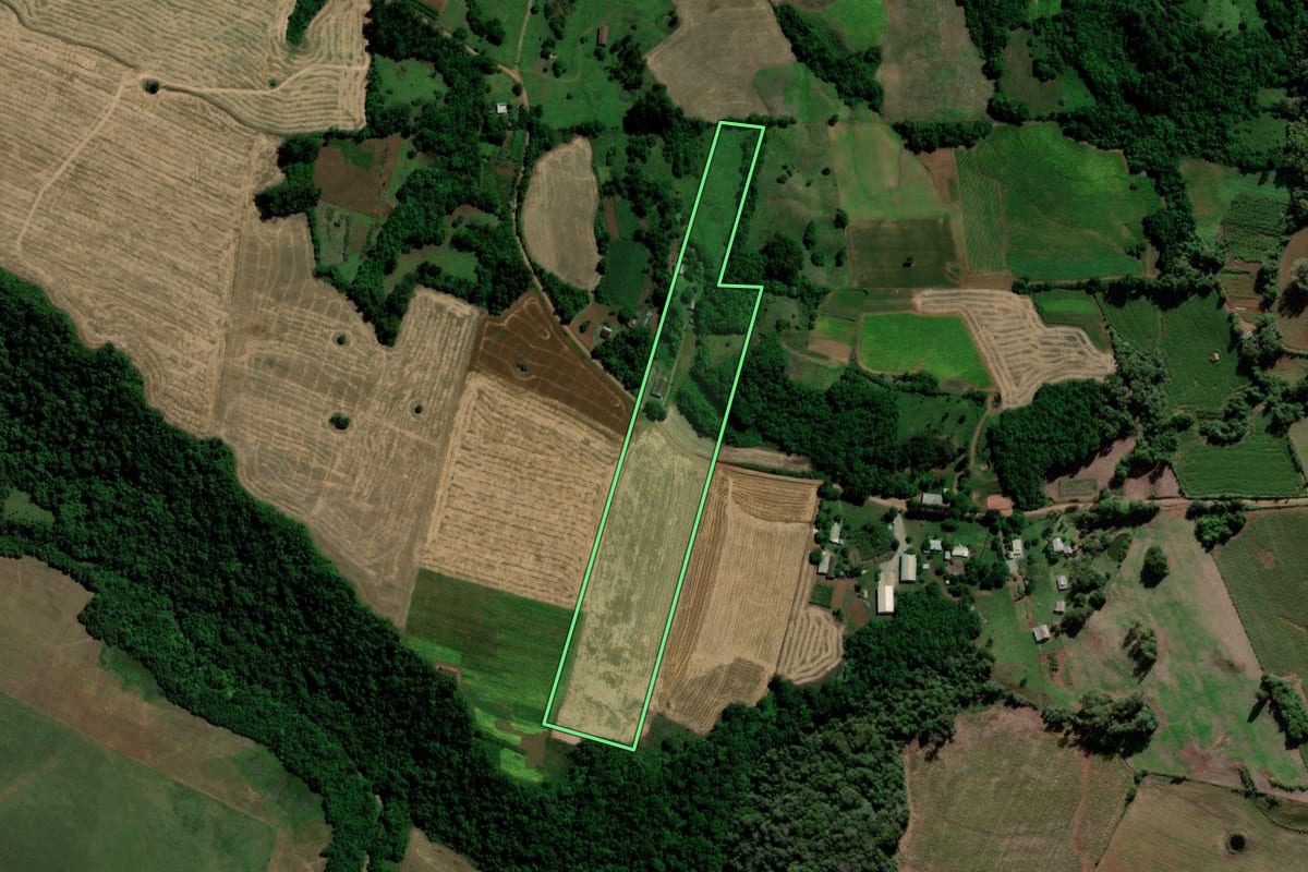 Imagem de satélite do imóvel rural em Jaguari (RS), com o contorno declarado no CAR desenhado por cima.