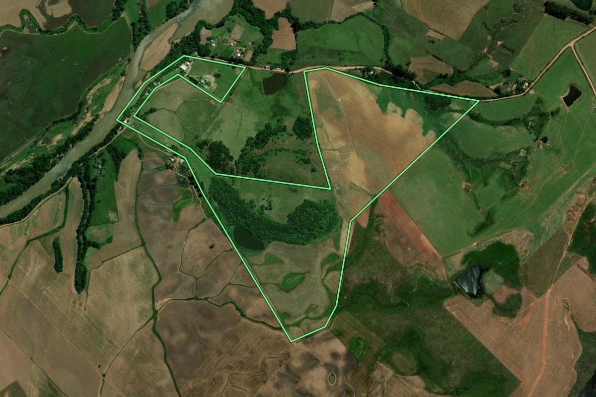 Imagem de satélite do imóvel rural em Jaguari (RS), com o contorno declarado no CAR desenhado por cima.