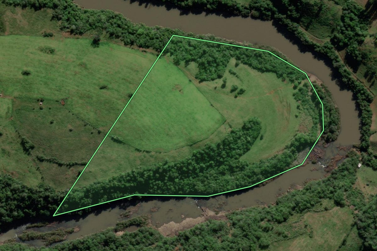 Imagem de satélite do imóvel rural em Jaguari (RS), com o contorno declarado no CAR desenhado por cima.