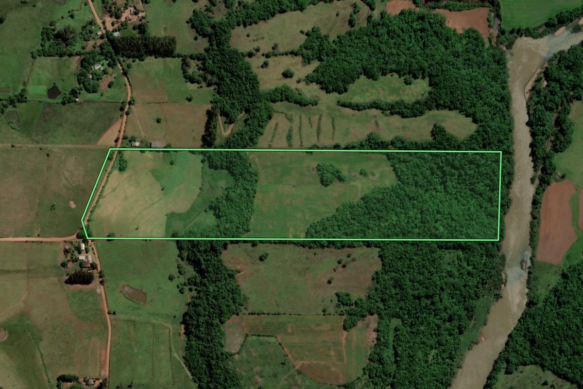 Imagem de satélite do imóvel rural em Jaguari (RS), com o contorno declarado no CAR desenhado por cima.