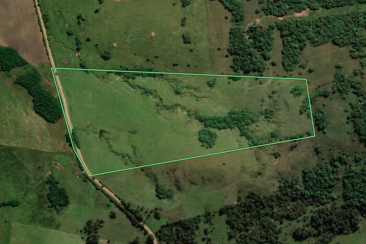 Imagem de satélite do imóvel rural em Jaguari (RS), com o contorno declarado no CAR desenhado por cima.
