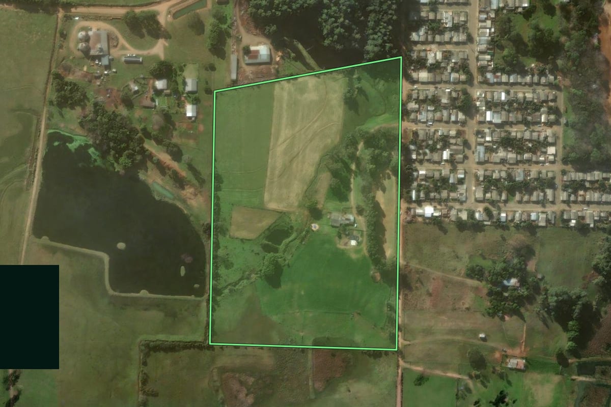 Imagem de satélite do imóvel rural em Jaguari (RS), com o contorno declarado no CAR desenhado por cima.