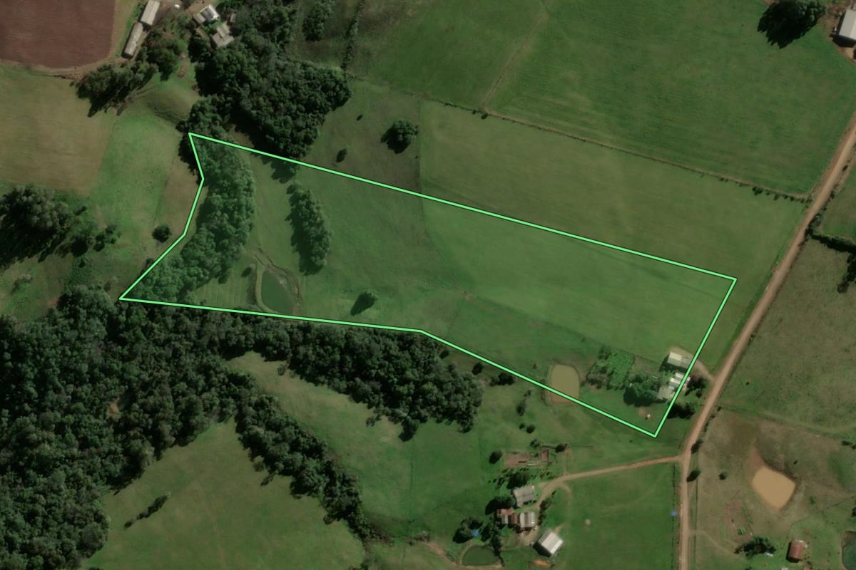 Imagem de satélite do imóvel rural em Jaguari (RS), com o contorno declarado no CAR desenhado por cima.