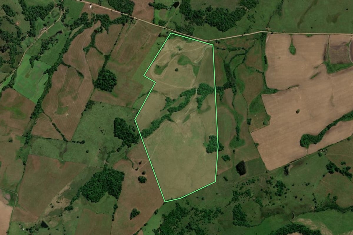 Imagem de satélite do imóvel rural em Jaguari (RS), com o contorno declarado no CAR desenhado por cima.