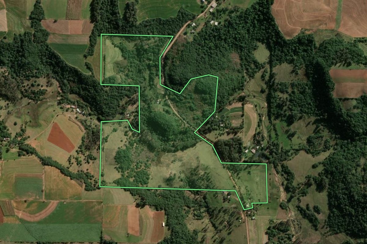 Imagem de satélite do imóvel rural em Jaguari (RS), com o contorno declarado no CAR desenhado por cima.