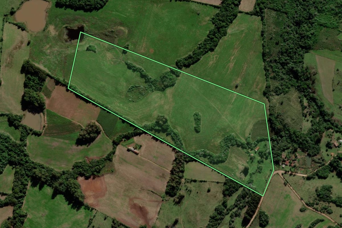 Imagem de satélite do imóvel rural em Jaguari (RS), com o contorno declarado no CAR desenhado por cima.