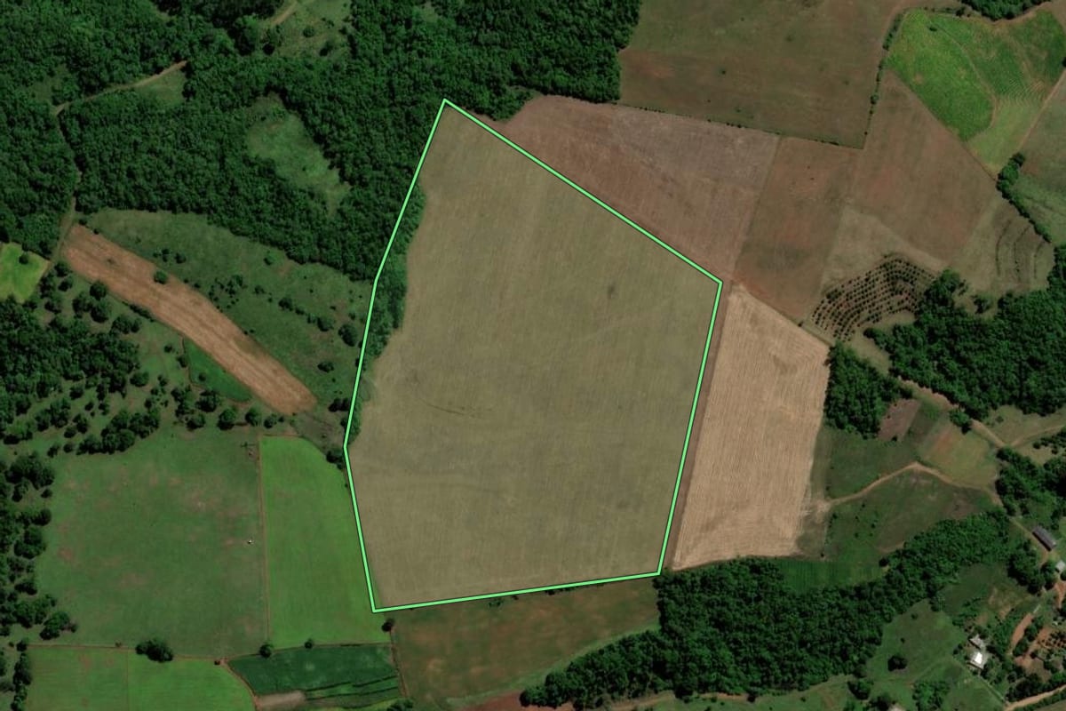 Imagem de satélite do imóvel rural em Jaguari (RS), com o contorno declarado no CAR desenhado por cima.