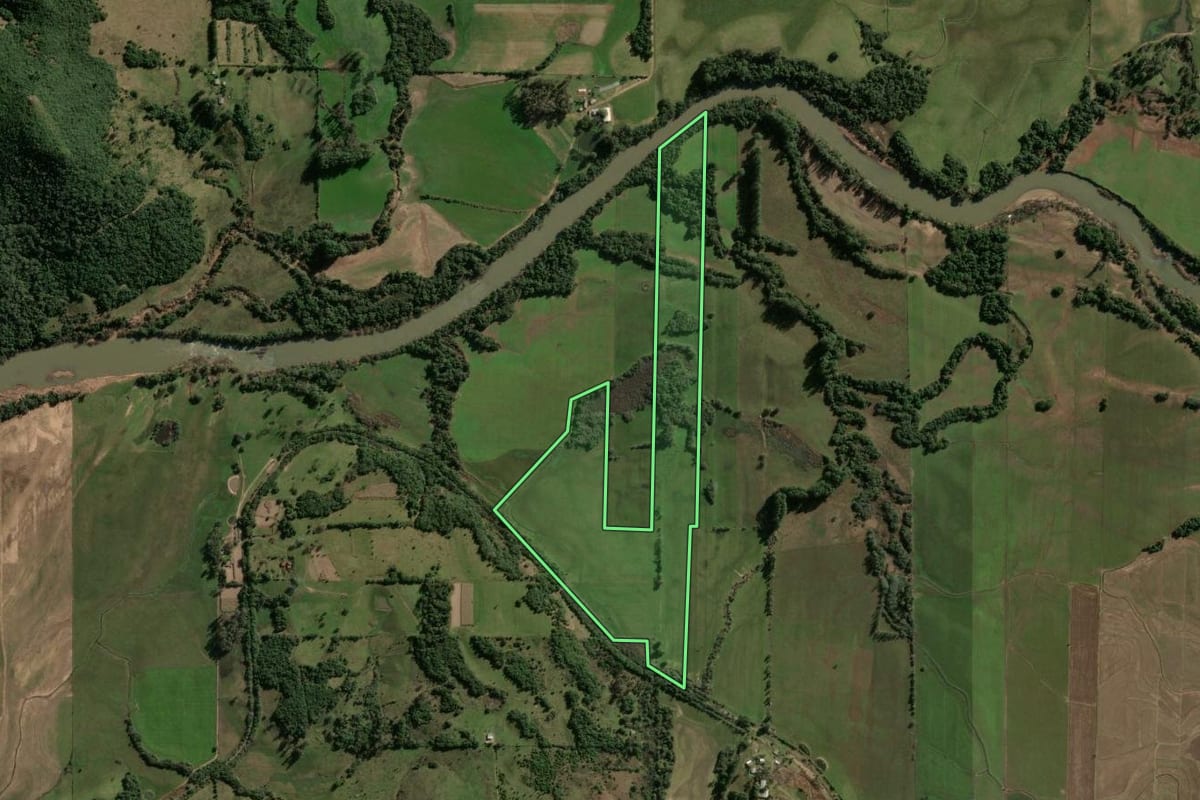 Imagem de satélite do imóvel rural em Jaguari (RS), com o contorno declarado no CAR desenhado por cima.