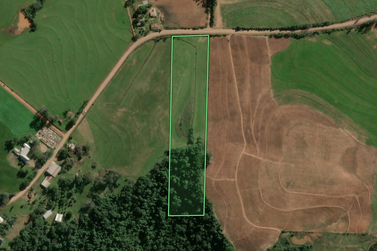 Imagem de satélite do imóvel rural em Jaguari (RS), com o contorno declarado no CAR desenhado por cima.