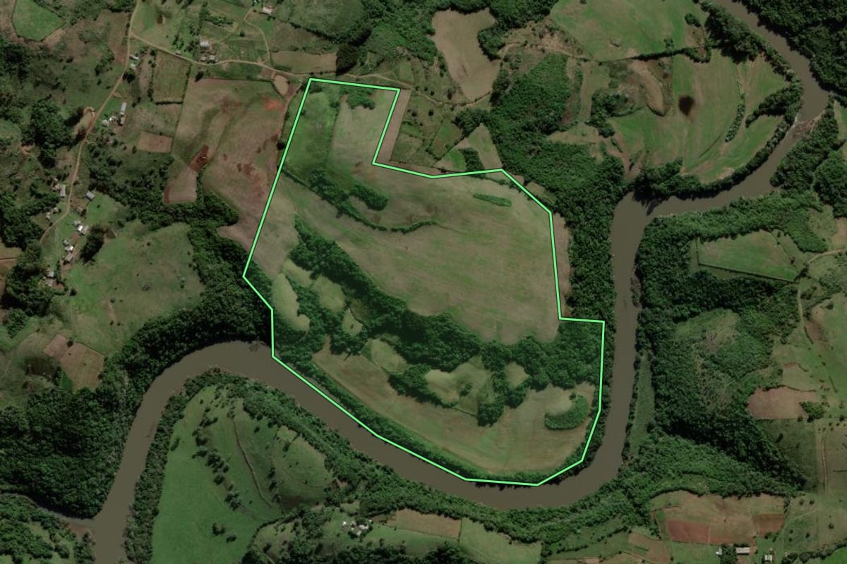 Imagem de satélite do imóvel rural em Jaguari (RS), com o contorno declarado no CAR desenhado por cima.