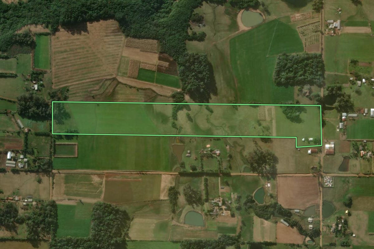 Imagem de satélite do imóvel rural em Jaguari (RS), com o contorno declarado no CAR desenhado por cima.