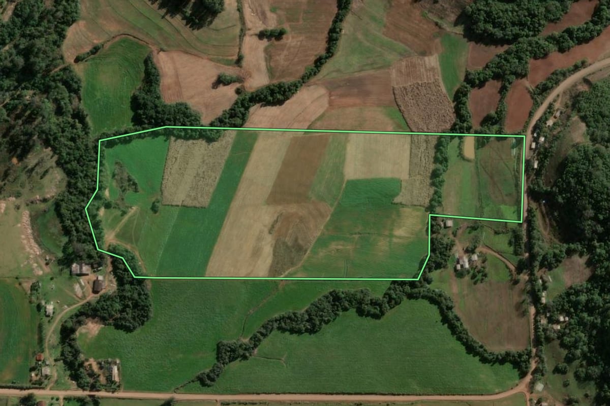 Imagem de satélite do imóvel rural em Jaguari (RS), com o contorno declarado no CAR desenhado por cima.