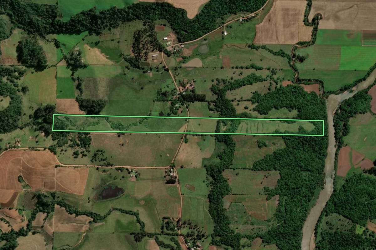 Imagem de satélite do imóvel rural em Jaguari (RS), com o contorno declarado no CAR desenhado por cima.