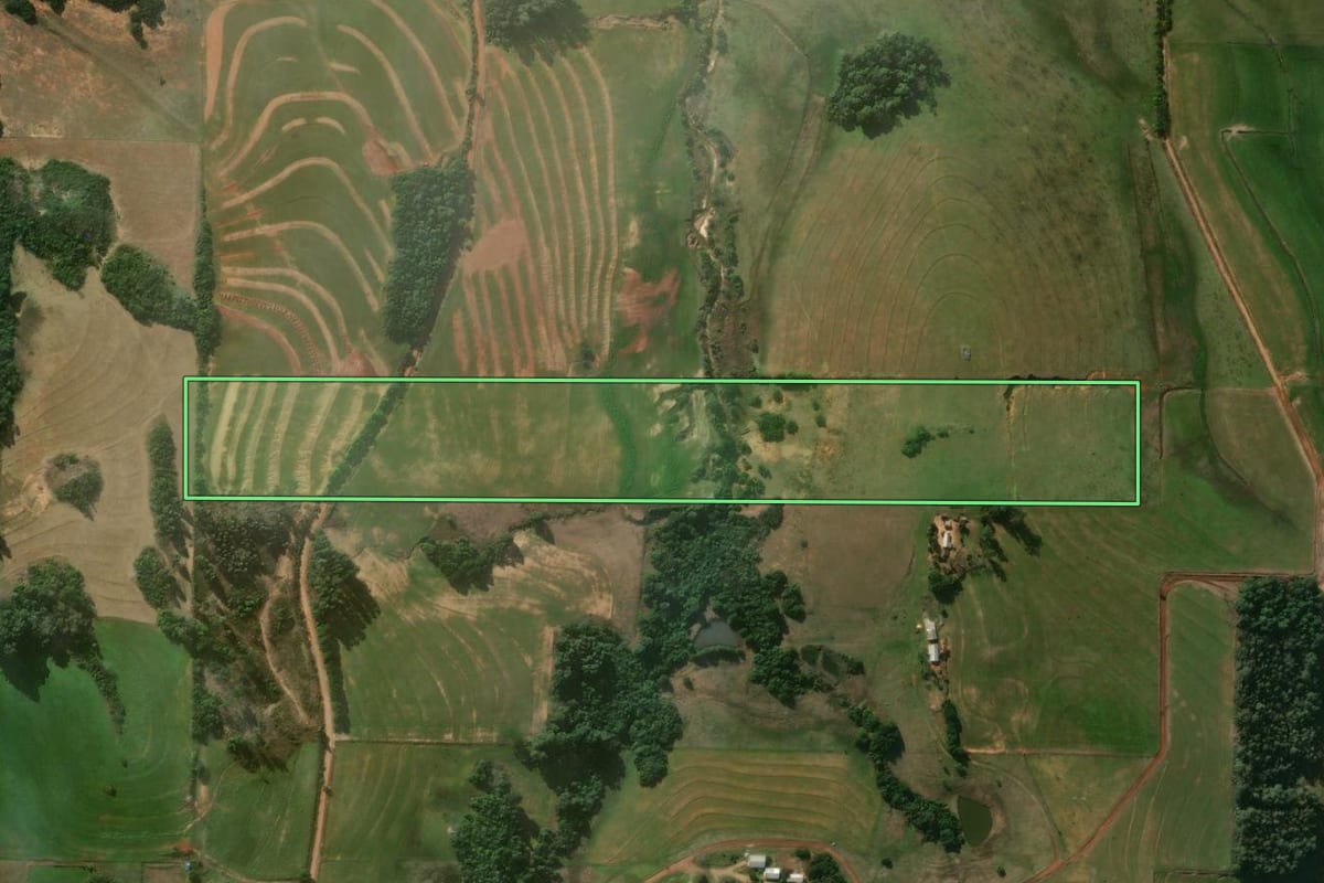 Imagem de satélite do imóvel rural em Jaguari (RS), com o contorno declarado no CAR desenhado por cima.
