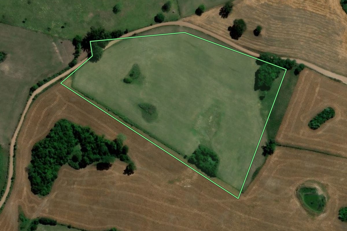 Imagem de satélite do imóvel rural em Jaguari (RS), com o contorno declarado no CAR desenhado por cima.