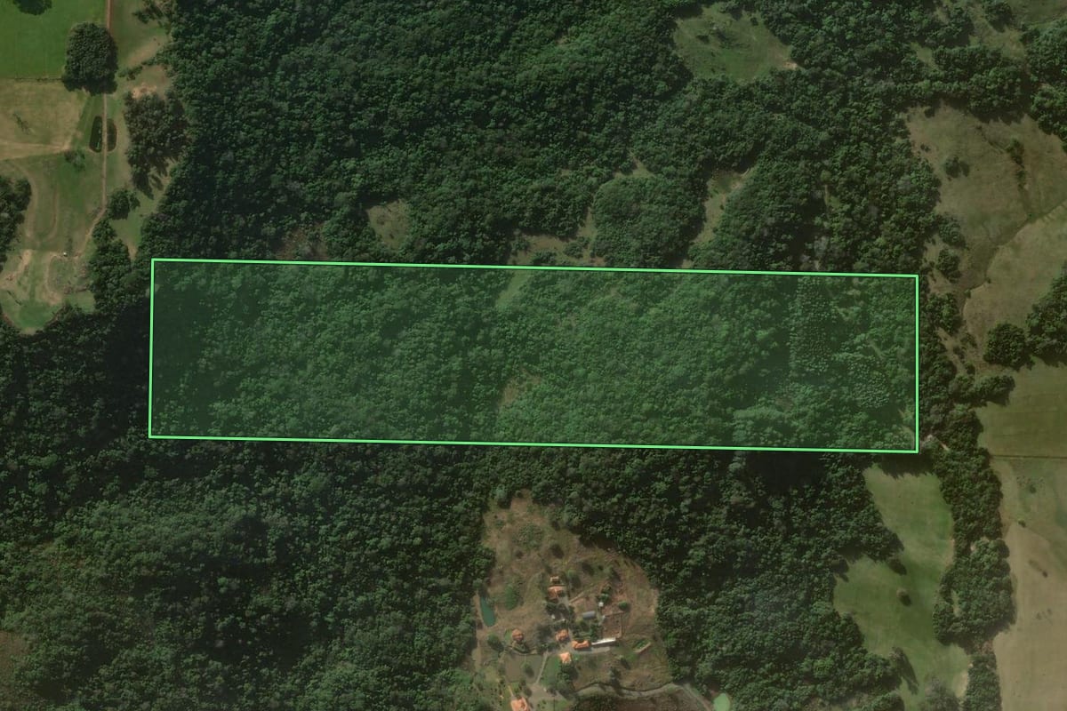 Imagem de satélite do imóvel rural em Jaguari (RS), com o contorno declarado no CAR desenhado por cima.