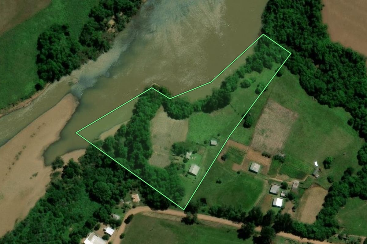 Imagem de satélite do imóvel rural em Jaguari (RS), com o contorno declarado no CAR desenhado por cima.