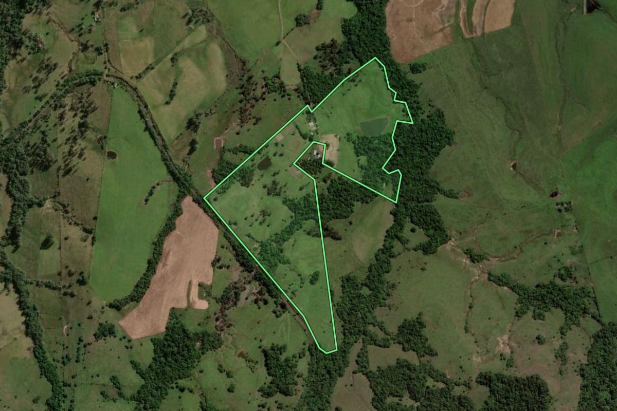 Imagem de satélite do imóvel rural em Jaguari (RS), com o contorno declarado no CAR desenhado por cima.