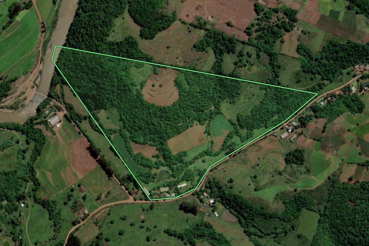 Imagem de satélite do imóvel rural em Jaguari (RS), com o contorno declarado no CAR desenhado por cima.