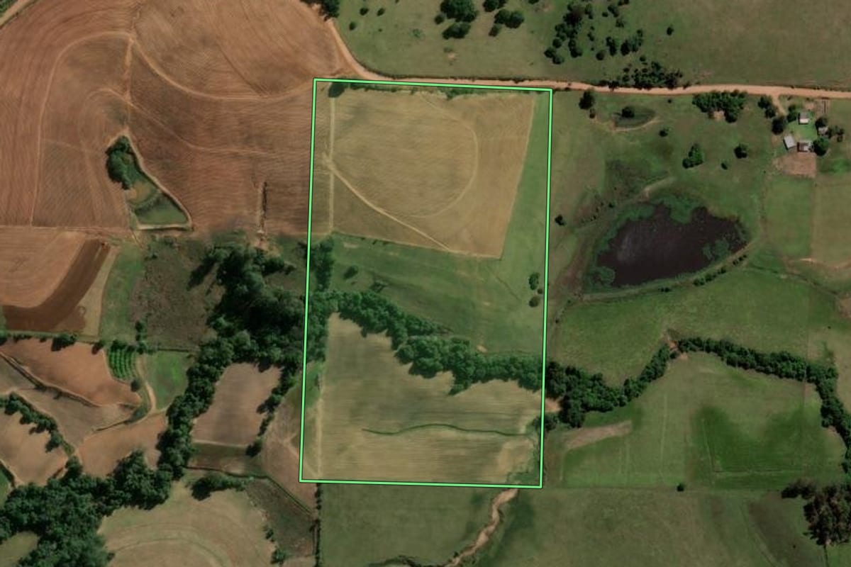 Imagem de satélite do imóvel rural em Jaguari (RS), com o contorno declarado no CAR desenhado por cima.