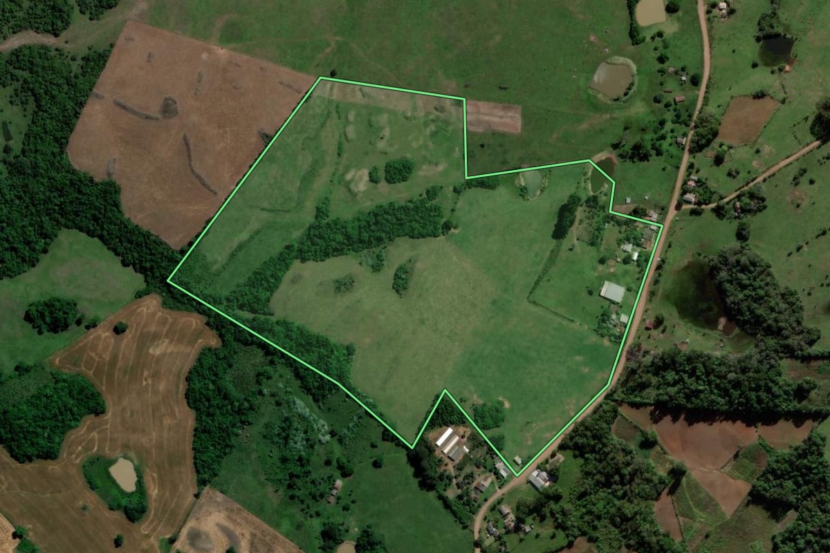 Imagem de satélite do imóvel rural em Jaguari (RS), com o contorno declarado no CAR desenhado por cima.