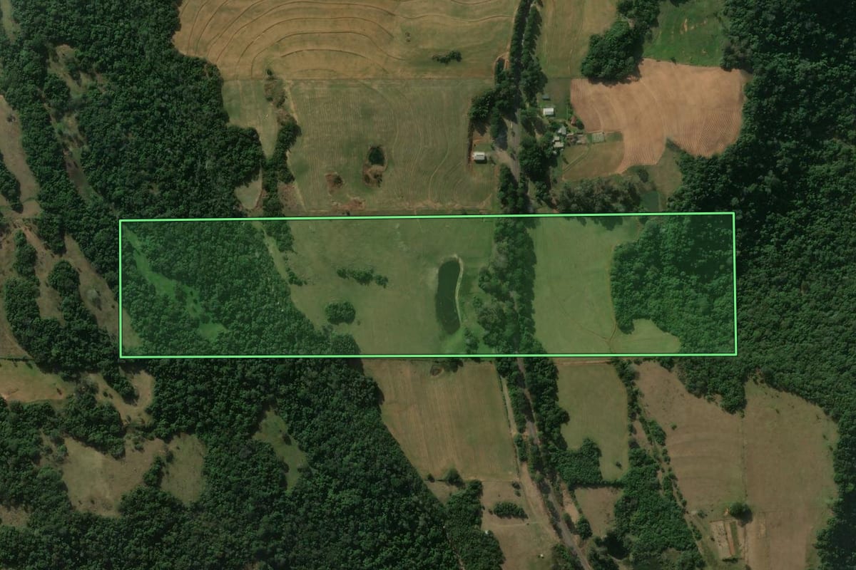 Imagem de satélite do imóvel rural em Jaguari (RS), com o contorno declarado no CAR desenhado por cima.