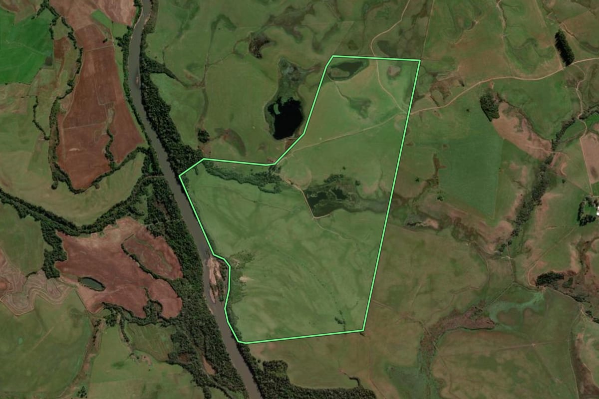 Imagem de satélite do imóvel rural em Jaguari (RS), com o contorno declarado no CAR desenhado por cima.