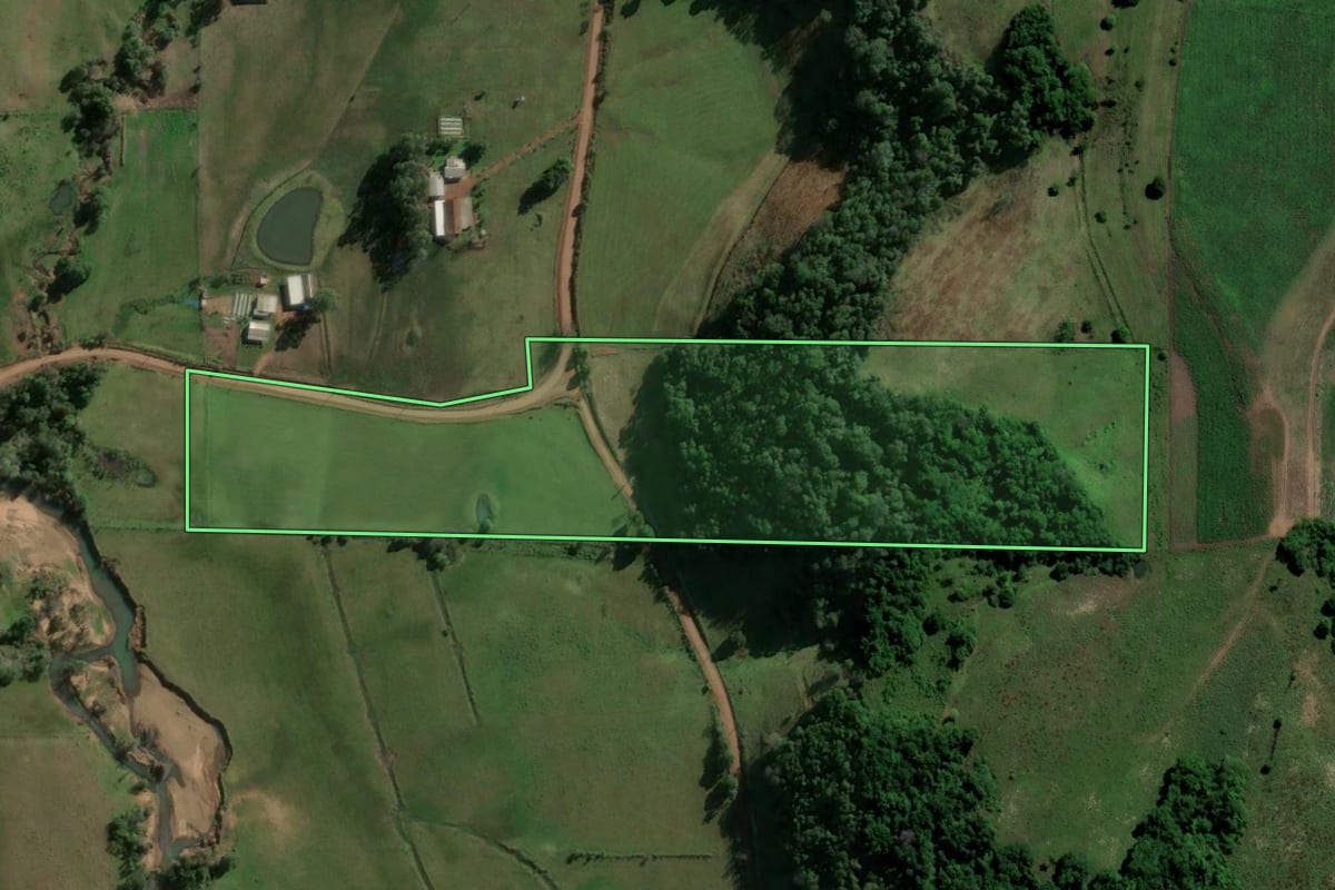 Imagem de satélite do imóvel rural em Jaguari (RS), com o contorno declarado no CAR desenhado por cima.