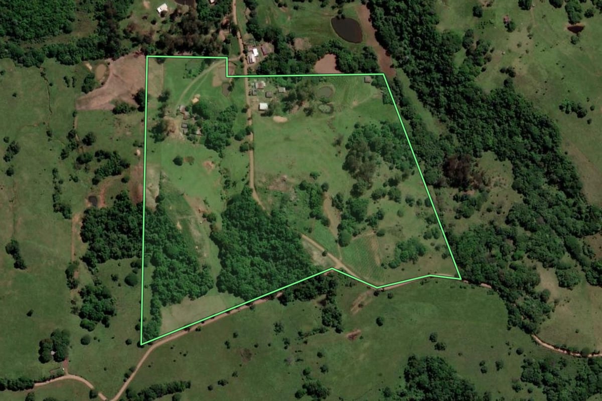 Imagem de satélite do imóvel rural em Jaguari (RS), com o contorno declarado no CAR desenhado por cima.
