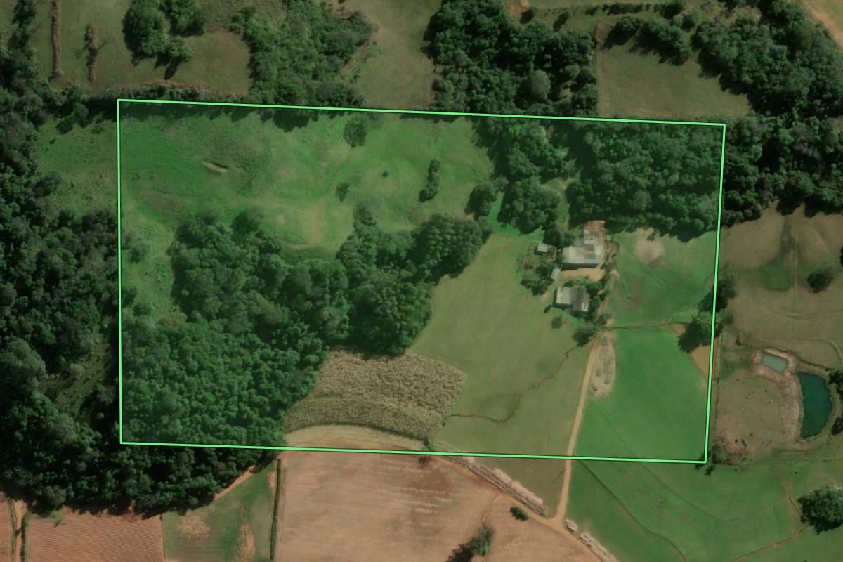 Imagem de satélite do imóvel rural em Jaguari (RS), com o contorno declarado no CAR desenhado por cima.