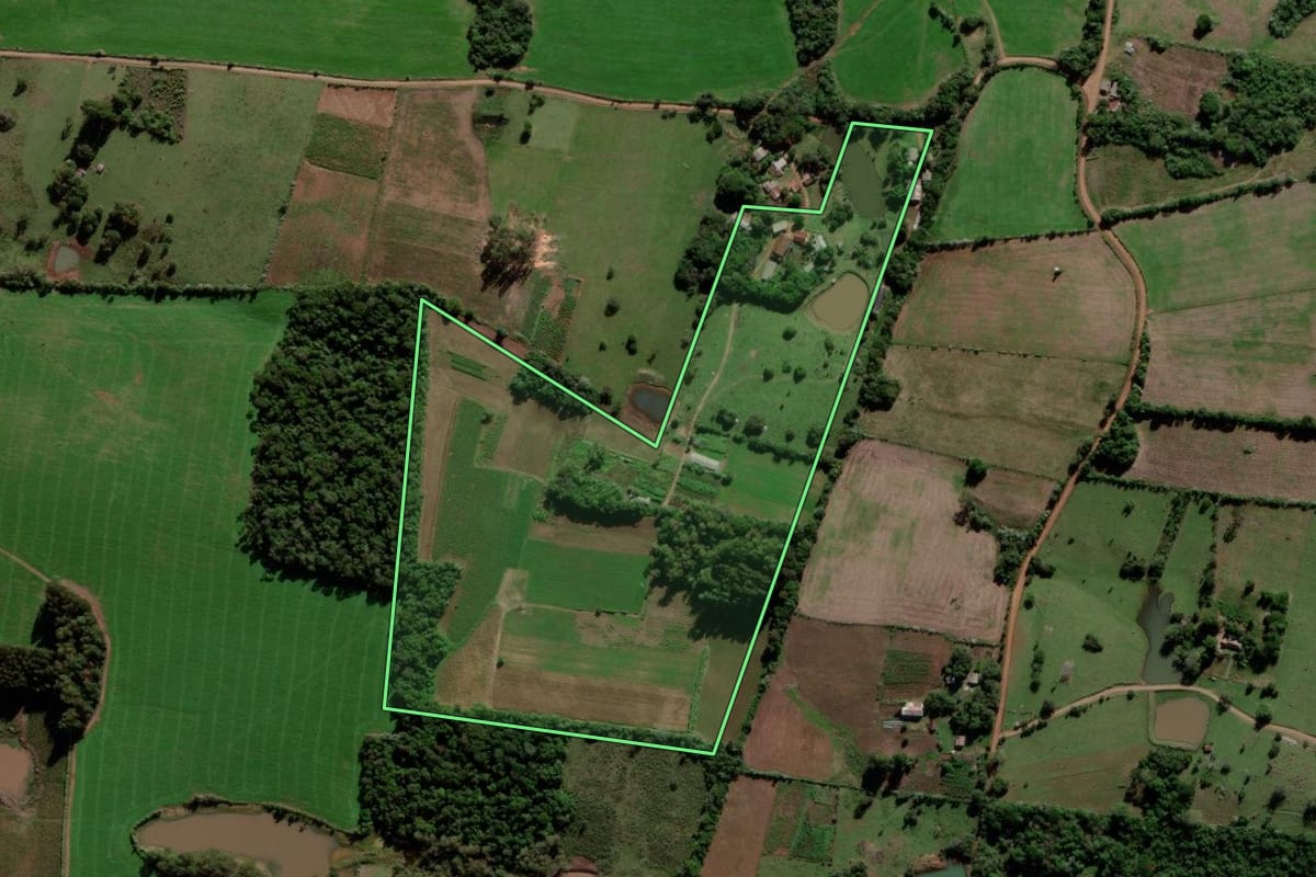Imagem de satélite do imóvel rural em Jaguari (RS), com o contorno declarado no CAR desenhado por cima.