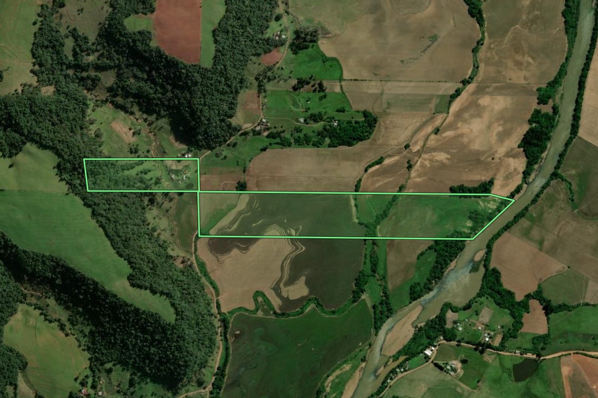 Imagem de satélite do imóvel rural em Jaguari (RS), com o contorno declarado no CAR desenhado por cima.