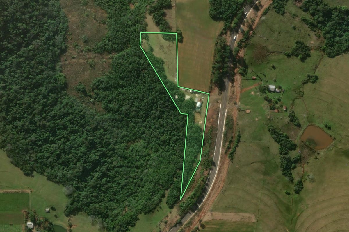 Imagem de satélite do imóvel rural em Jaguari (RS), com o contorno declarado no CAR desenhado por cima.
