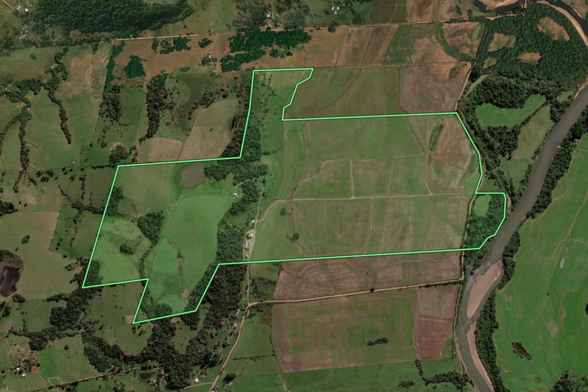 Imagem de satélite do imóvel rural em Jaguari (RS), com o contorno declarado no CAR desenhado por cima.