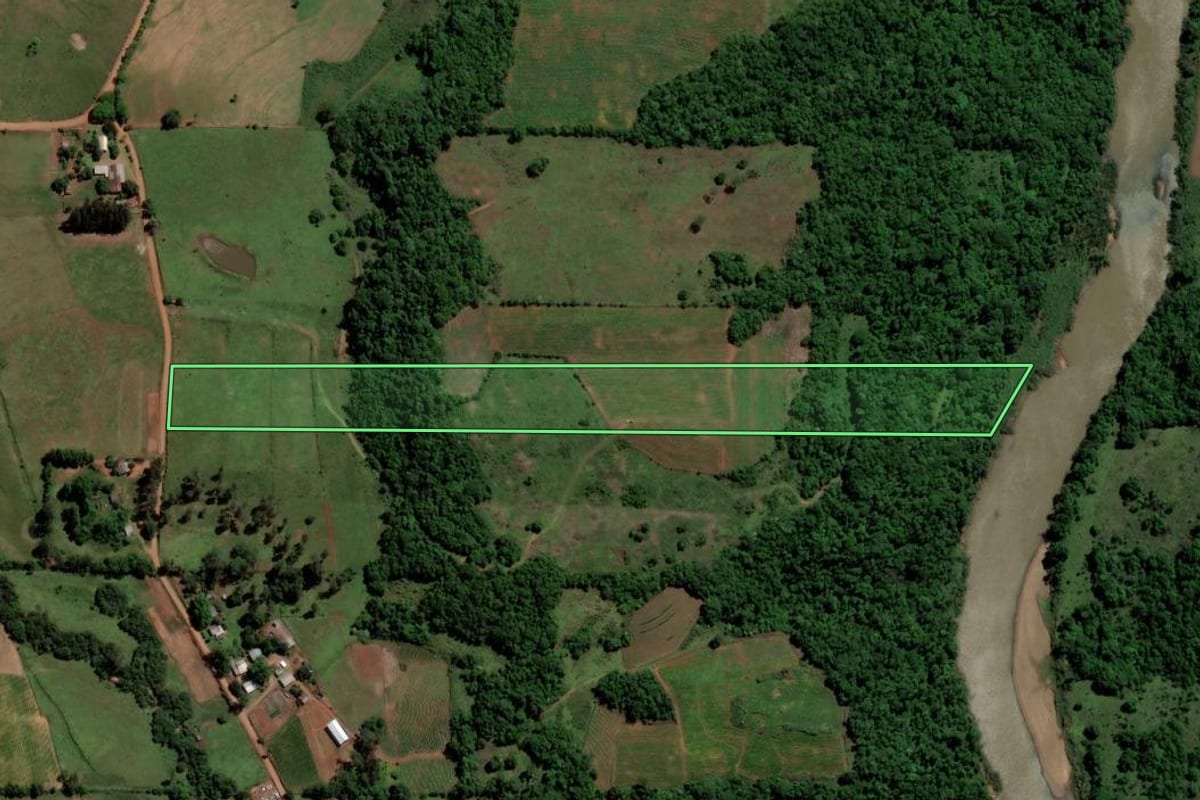 Imagem de satélite do imóvel rural em Jaguari (RS), com o contorno declarado no CAR desenhado por cima.