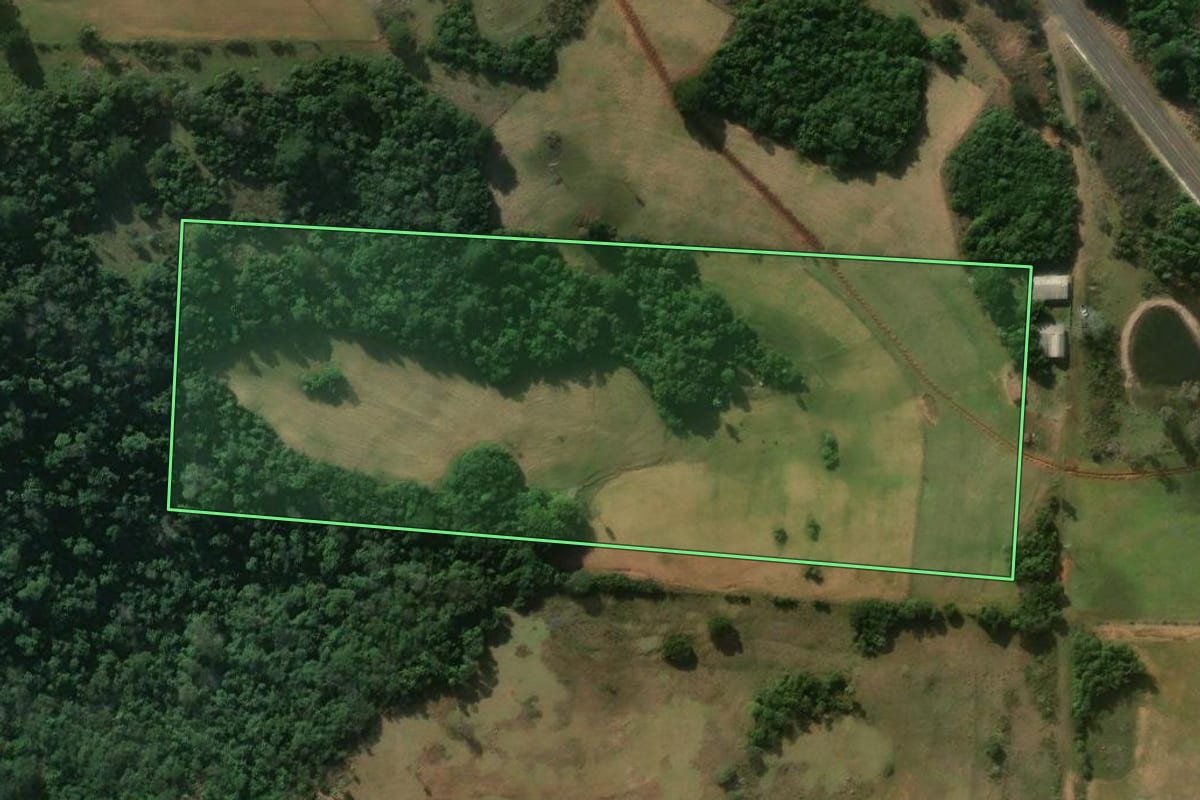 Imagem de satélite do imóvel rural em Jaguari (RS), com o contorno declarado no CAR desenhado por cima.