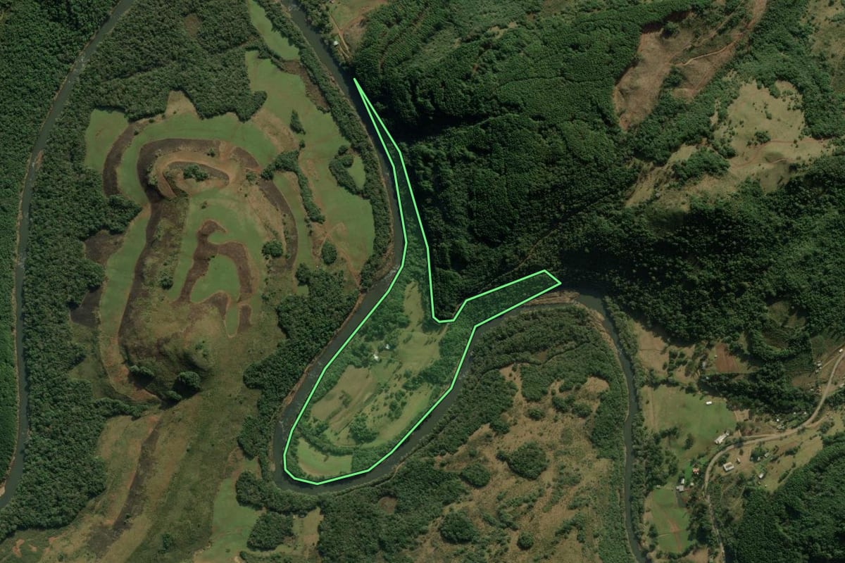 Imagem de satélite do imóvel rural em Jaquirana (RS), com o contorno declarado no CAR desenhado por cima.