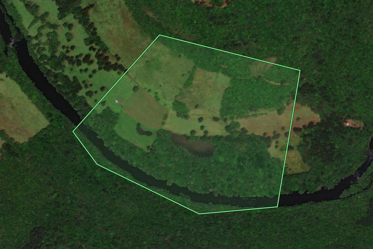 Imagem de satélite do imóvel rural em Jaquirana (RS), com o contorno declarado no CAR desenhado por cima.