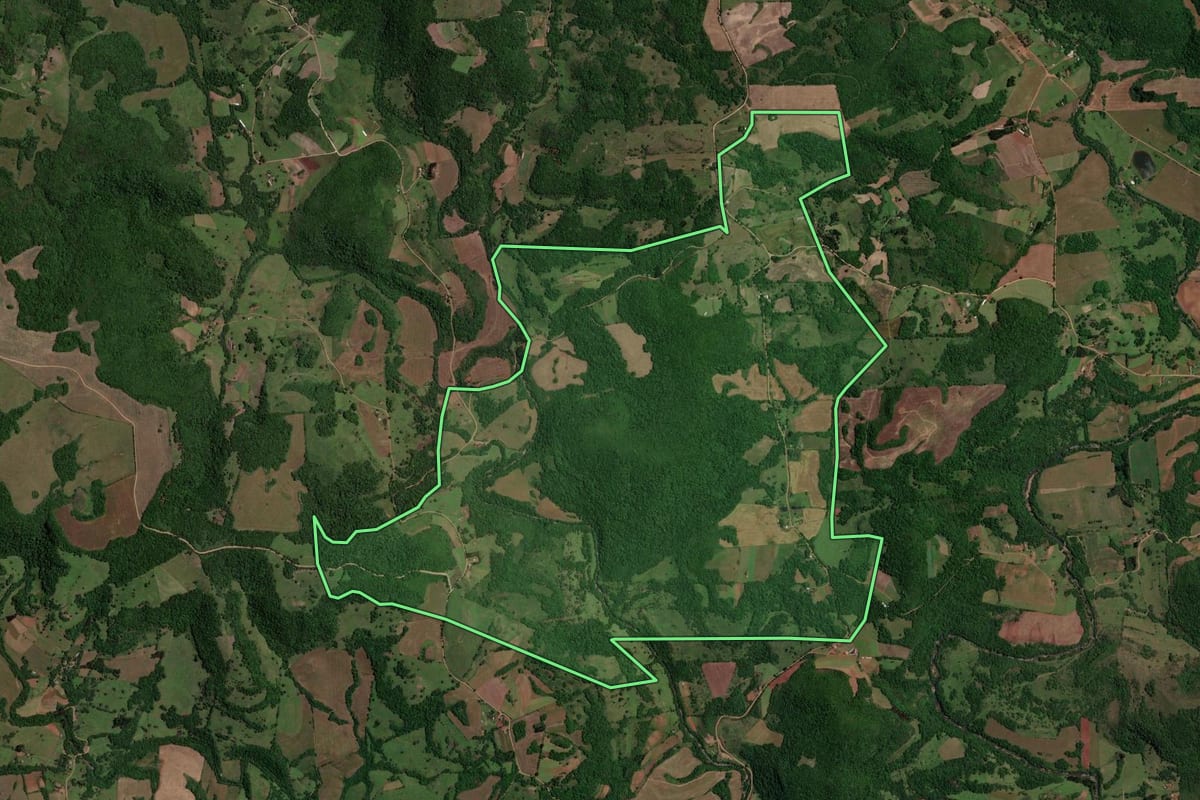 Imagem de satélite do imóvel rural em Jari (RS), com o contorno declarado no CAR desenhado por cima.
