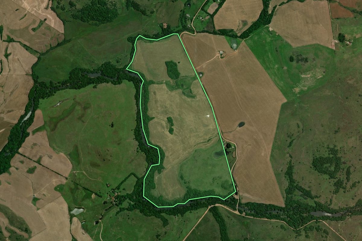 Imagem de satélite do imóvel rural em Jari (RS), com o contorno declarado no CAR desenhado por cima.