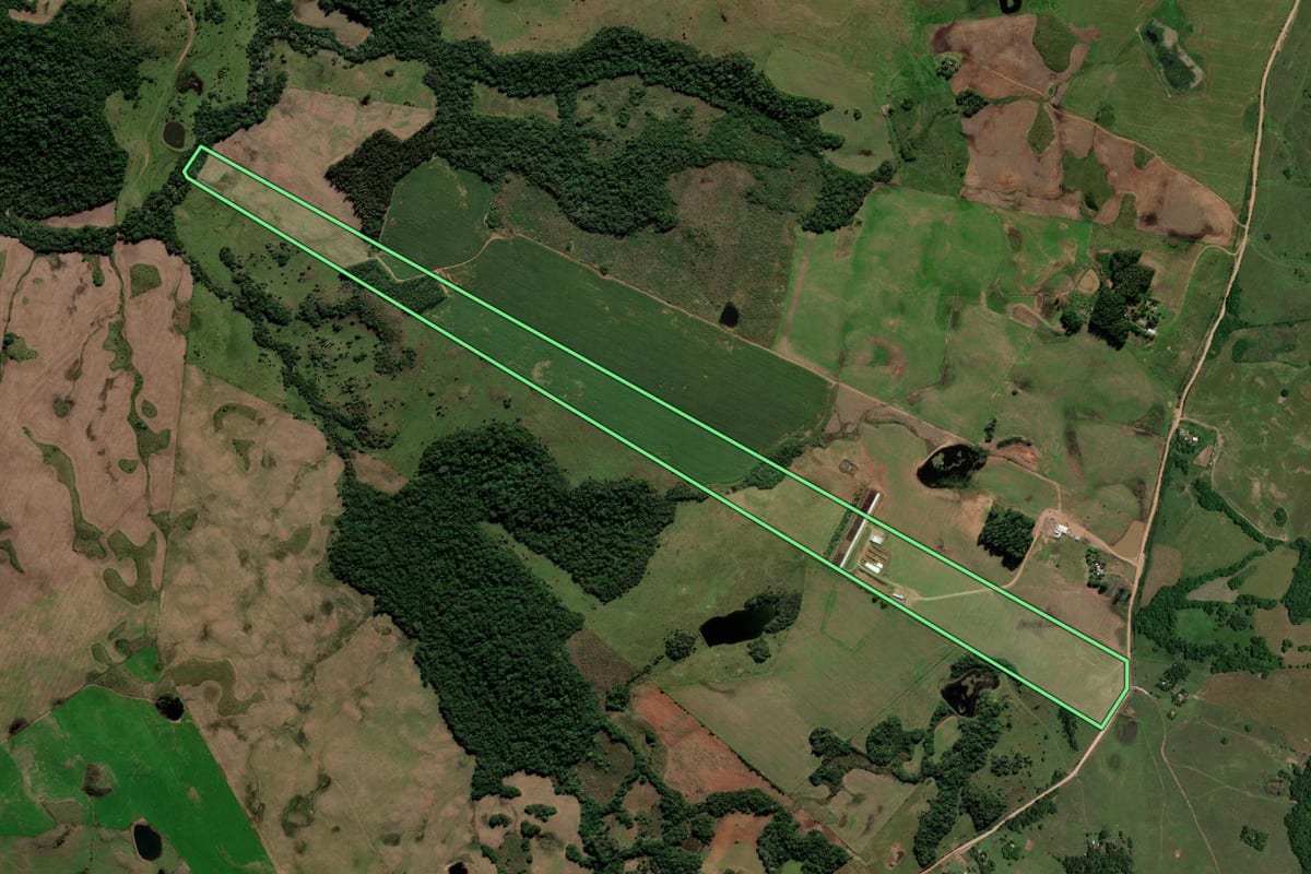 Imagem de satélite do imóvel rural em Jari (RS), com o contorno declarado no CAR desenhado por cima.