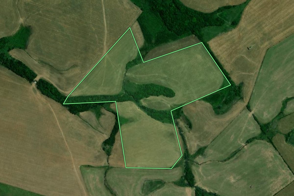 Imagem de satélite do imóvel rural em Jari (RS), com o contorno declarado no CAR desenhado por cima.