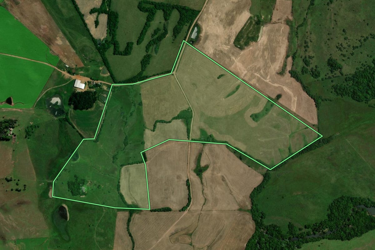 Imagem de satélite do imóvel rural em Jari (RS), com o contorno declarado no CAR desenhado por cima.