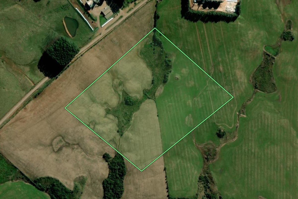 Imagem de satélite do imóvel rural em Jari (RS), com o contorno declarado no CAR desenhado por cima.