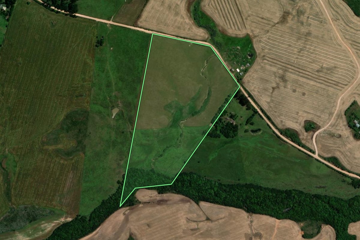 Imagem de satélite do imóvel rural em Jari (RS), com o contorno declarado no CAR desenhado por cima.