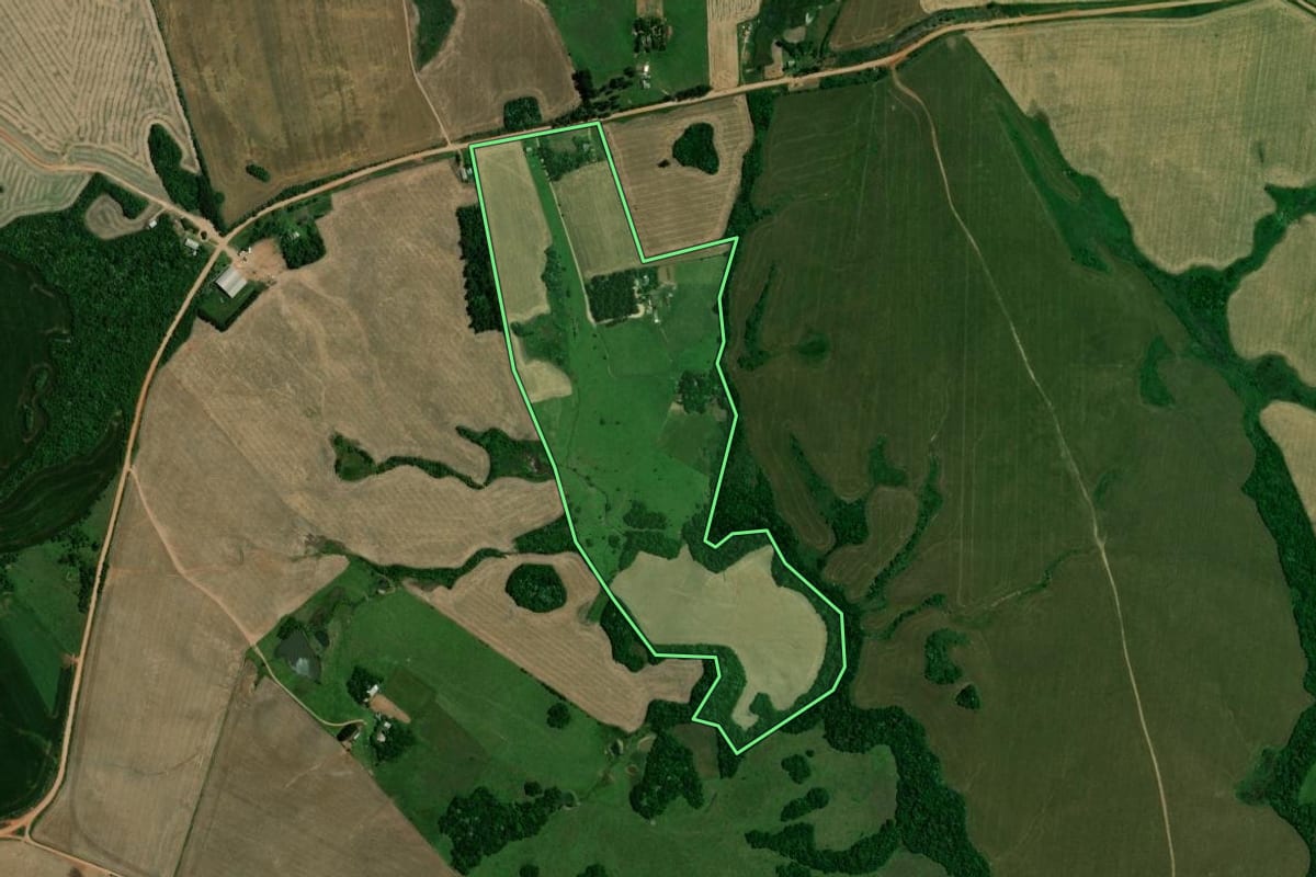 Imagem de satélite do imóvel rural em Jari (RS), com o contorno declarado no CAR desenhado por cima.