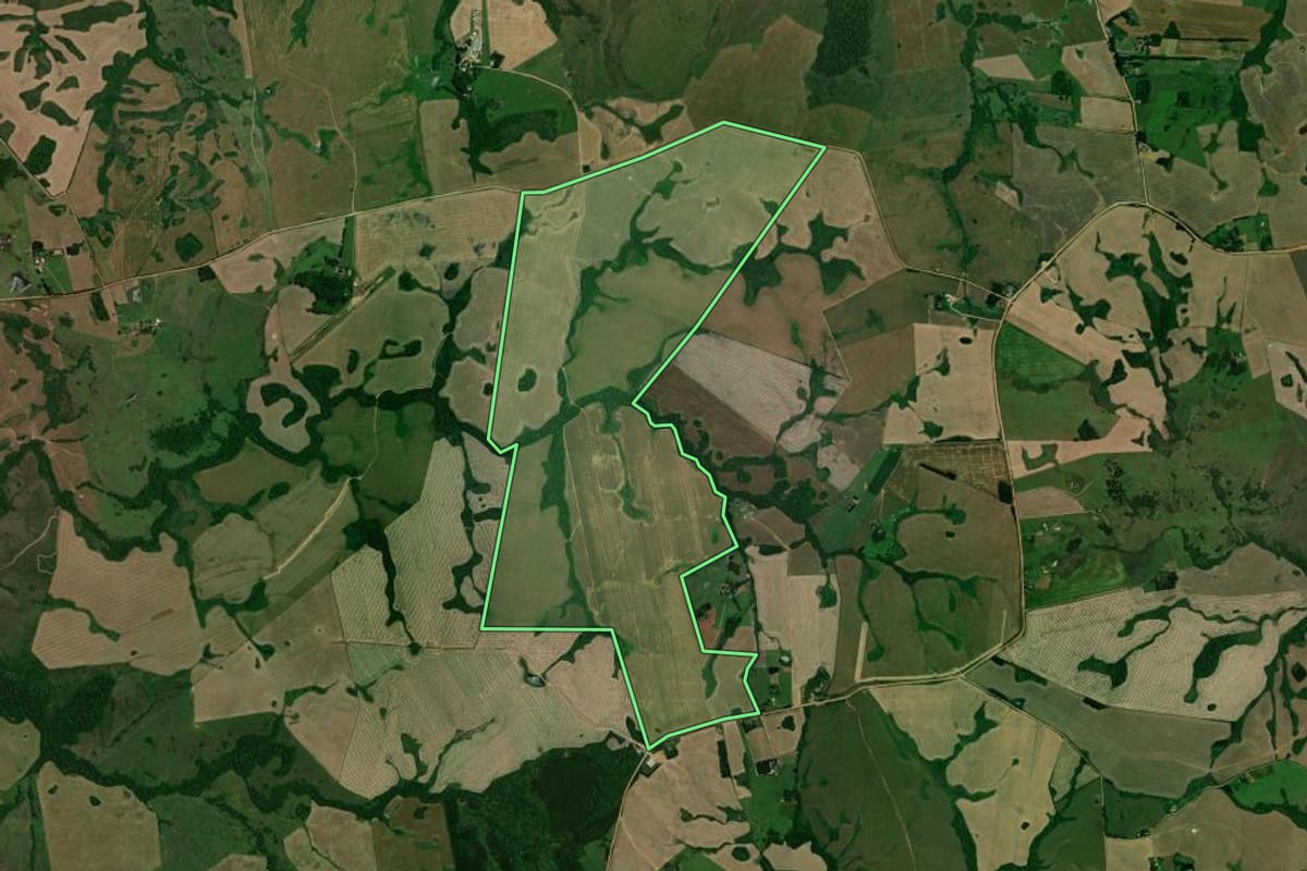 Imagem de satélite do imóvel rural em Jari (RS), com o contorno declarado no CAR desenhado por cima.