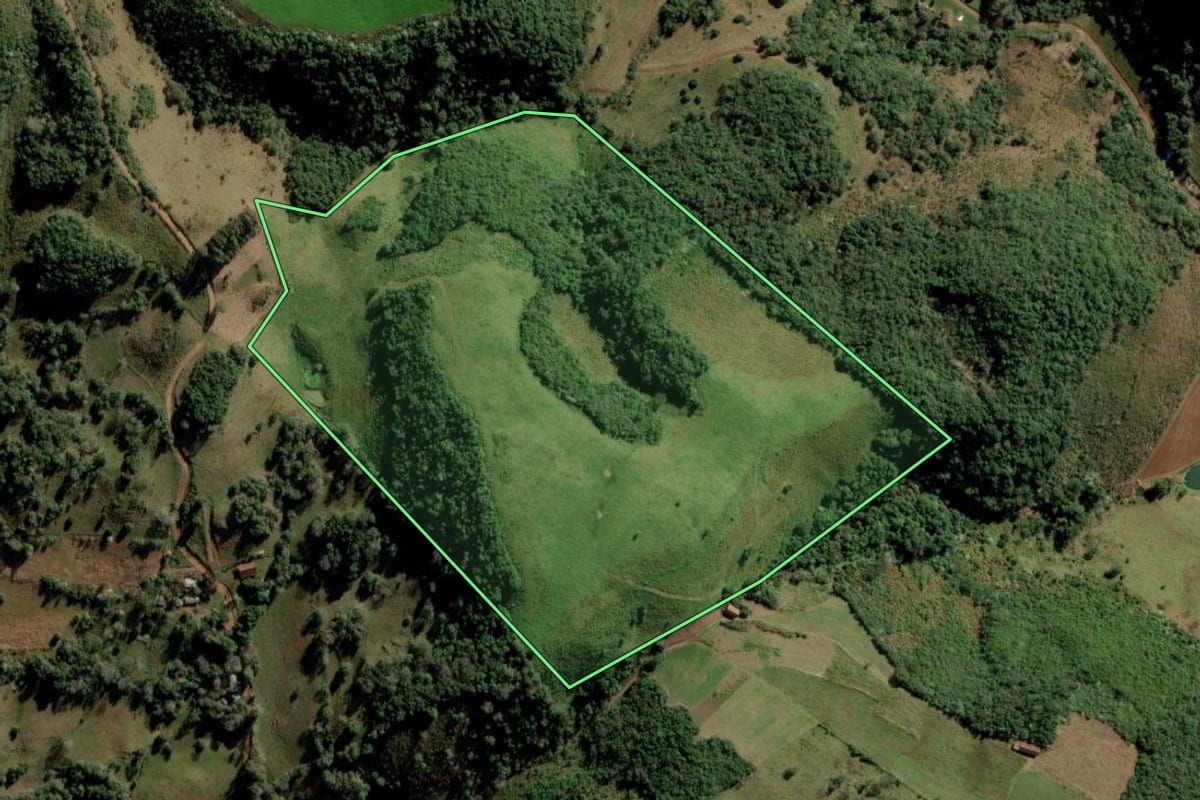 Imagem de satélite do imóvel rural em Jari (RS), com o contorno declarado no CAR desenhado por cima.
